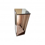 Coluna em madeira espelhada, 32 x 32, Alt. 90 cm.