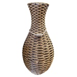 Grande vaso em fibra sintética com cinto acetinado e acabamento perolado, Alt. 74, Diam. 35 cm.