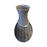 Grande vaso em fibra sintética com cinto acetinado e acabamento perolado, Alt. 74, Diam. 35 cm.