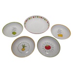 Uma saladeira e seis pratos fundos  em porcelana Obsession Dynasty, decorado com legumes sobre fundo branco, Diam. 28 e 20 cm.