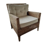 Poltrona em ratam com braços retos, almofada e encosto em sarja na cor off white, 72 x 66, Alt. 88 cm.