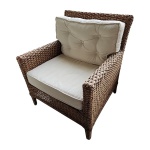 Poltrona em ratam com braços retos, almofada e encosto em sarja na cor off white, encosto apresenta um leve dano, 72 x 66, Alt. 88 cm.