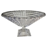 Centro de mesa em grosso cristal, lapidação tijolinho, apoiado em haste sustentada por base superposta, Alt. 19, Diam. 34 cm.