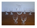 Jarra e seis taças em fino cristal para vinho branco, 25 x 15 e 15 x 8,5 cm.