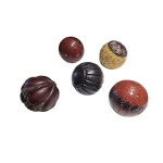 Cinco esferas decorativas de diversos materiais e cores, Diam. 12 cm.