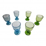 Seis taças de vidro bolhas sendo 3 na cor verde e 3 na cor verde, Alt. 15, Diam. 9 cm.