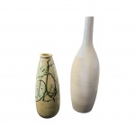 Dois vasos em cerâmica, um branco e outro com desenhos abstratos sobre fundo mostarda, Alt. 40 e 27 cm.