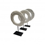 Escultório em resina representando três  círculos vasados apoiadas em haste sobre base retangular, de ferro patinado de preto,  10 x 6, Diam. 19, 17 e 15 cm.