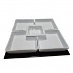 Petisqueira com 5 travessas em porcelana branca organizadas em travessa de madeira, 29 x 29 cm.