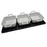 Três travessas quadrangulares  em cerâmica com asas aportadas em travessa de madeira retangular, DinerLux, 29 x 11 e 9 x 9 cm.