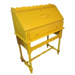 Móvel escrivaninha em madeira nobre patinada de amarelo ovo com tampo articulado 3 gavetinhas internas, pernas torneadas arrematadas em trava, 80 x 41, Alt. 107 cm.