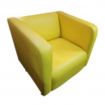 Poltrona em couríssimo na cor amarelo, assento aceita pequeno reforço no enchimento, 71 x 65, Alt. 70 cm.