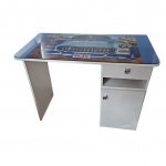 Mesa escrivaninha com tampo de vidro com poster de automóvel apoiado em corpo retangular, uma das laterais com uma gaveta e uma porta, apresenta marcas de uso, e não apresenta estabilidade, necessita ajuste 89 x 44, Alt. 73 cm.