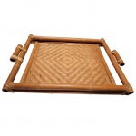Bandeja executada em bambu, fundo trançado, 37 x 46 cm.