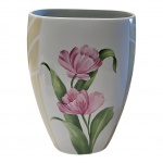 Vaso em porcelana pintado à mão assinado na base Vera Regina, 20 x 9, Alt. 30 cm.