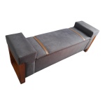 Pufe em suede na cor grafite com cinturão de couro, laterais em madeira vazada, 155 x 44, Alt. 55 cm.