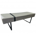 Pufe  em algodão na cor grafite, cinturão de couro, laterais em madeira patinada de preto vazada, Com. 125, Prof. 45, Alt. 54 cm.