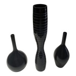 Terno se vasos na cor negra, o maior em vidro os bojudos em cerâmica, Alt. 41 e 28 cm.