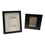 Par de porta retratos by Tok & Stok com moldura negra e vidro, 26 x 21 e  22 x 22 cm.