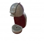 Cafeteira Dolce Gusto nas cores vermelha e bege, 15 x  17, Alt. 31 cm.