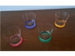 Quatro copos para whisky em vidro levemente coloridos, verde, amarelo, azul e vermelho,  9 x 9 cm.