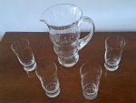 Uma jarra e quatro copos Long Drink em vidro translúcido, 25 x 15 e 15 x 7 cm.