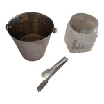 Um balde para gelo  com a pinça em aço inox, 1,25 L. em sua embalagem original, 13 x 14 cm. e  um vidro lapidação tijolinho com tampa de alumínio, 12 x 10 cm.