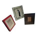 Três porta retratos diversos, Feng Yi, um de vidro e dois de madeira 30 x 35 a 20 x 25 cm.