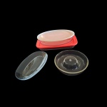 Três travessas sendo 2 Marinex com tampa, 1 sem manufatura e 1 forma para bolo Arte Pyrex, 40 x 24 a Diam. 23, Alt. 6  cm.