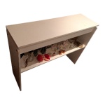 Pequeno aparador em MDF patinado de branco, com vão central vazado, Com. 100, Prof. Alt. 78 cm.