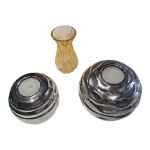 Par de castiçal em metal prateado e solifleur em vidro lapidado amarelo, Alt. 10 a 9 cm.