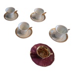 COLECIONISMO - Quatro xícaras em porcelana com bordas em fios dourados sobre porcelana branca e uma europeia na cor magenta e dourado, Alt. 4 cm.