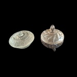 Par de bombonières em vidro lapidado, Diam. 10 e 12, Alt. 11 e 9 cm.