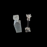 Um castiçal pra uma vela em cristal translúcido e uma garrafa para whisky lapidação tijolinho, Alt. 25 cm.