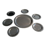 Bandeja e 6 pratos em inox, com  bordas lavradas, Diam. 32 e 16 cm.