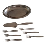 Travessa oval com uma espátula e 6 garfinhos para sobremesa, em inox, 30 x 21 cm.