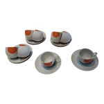 Seis xícaras com pires em porcelana Casa Amiga, Alt. 5 Diam. 6 cm.