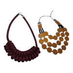 Par de colares femininos, um em corda e outro em baquelite amarelo e metal.