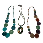 Três Colares femininos em modelos diversos, um deles com a etiqueta original.