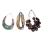 Três Colares femininos em modelos diversos.