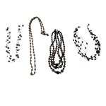 Quatro colares femininos perolados .