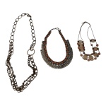 Três Colares femininos em modelos diversos, um deles em corrente dourada.