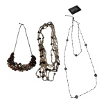 Três colares femininos, alguns com perolados.