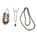 Três colares femininos, um deles faz conjunto com par de brincos.