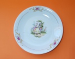 Prato em porcelana Renner, com cena galante ao centro e laterais com rosas, borda filetada em ouro - Dimensão: 25 cm