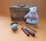 Bonita e antiga maleta de costura trabalhada em madeira trançada e forrada na parte interna - Dimensão: 22,5 X 15 X 9 cm, com objetos diversos, par de agulhas de tricô, ovo de madeira para coser meias, espelho, madeira para roca e boneca em resina com roupa em tecido - Vide fotos! 