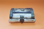 Antiga e grande caixa indiana, porta joias, em osso e metal - Dimensão: 10 X 8 cm