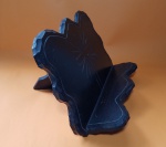 Bonito suporte para Bíblia em madeira com entalhes decorativos tendo uma cruz ao centro - Dimensão: 33 X 23 cm