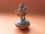 Bonita caixa porta joia, com casal de dançarinos em resina italiana - Dimensão: 10 X 6 cm