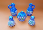 Bonito conjunto de galheteiro em porcelana policromada, com garrafas de óleo e azeite, saleiro e pimenteiro e pote para tempero - Dimensões: Garrafas: 12 X 6 cm - Saleiro e Pimenteiro: 7 cm - Pote tempero: 8 X 7 cm